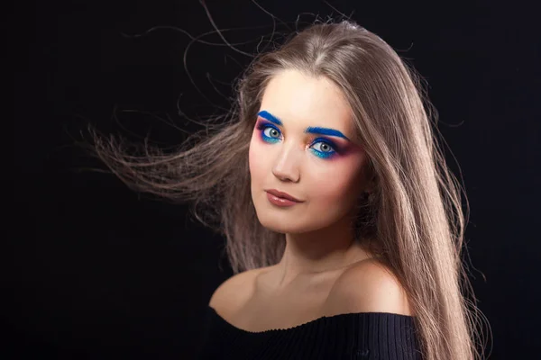 Attraktive Brünette mit hellem, stylischem Make-up. farbige Smokey Eyes und blaue Augenbrauen. — Stockfoto