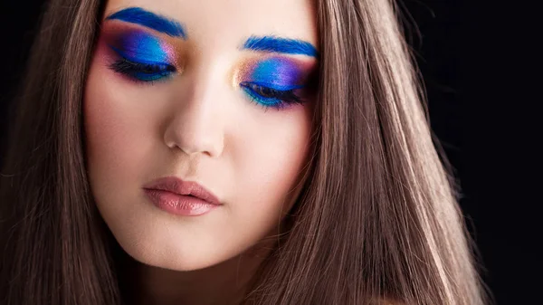 Attractive brunette with bright stylish make-up. Colored Smokey eyes and blue eyebrows. — Stock Photo, Image