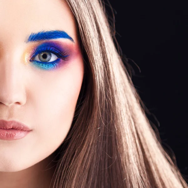 Attractive brunette with bright stylish make-up. Colored Smokey eyes and blue eyebrows. — Stock Photo, Image