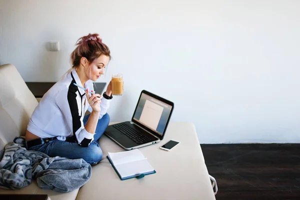 Ung kvinnlig student eller entreprenör arbeta hemifrån. Distansarbete — Stockfoto