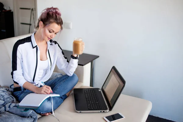 Young female student or entrepreneur working from home. Remote work — Stock Photo, Image