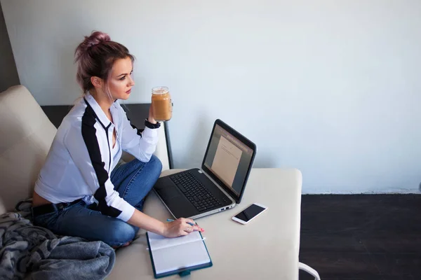 Jeune étudiante ou entrepreneure travaillant à domicile. Travail à distance — Photo