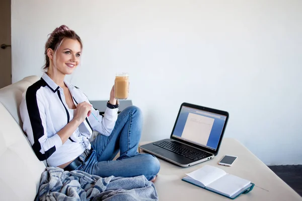 Young female student or entrepreneur working from home. Remote work — Stock Photo, Image