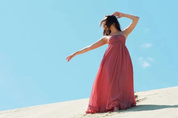 Mujer en vestido ondulante rojo con tela voladora, Hermosa chica girando — Foto de Stock