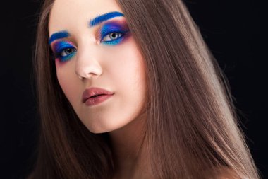 Parlak şık makyajlı çekici esmer. Renkli Smokey eyes ve mavi kaşları.