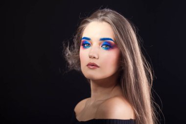 Parlak şık makyajlı çekici esmer. Renkli Smokey eyes ve mavi kaşları.