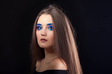 Parlak şık makyajlı çekici esmer. Renkli Smokey eyes ve mavi kaşları.