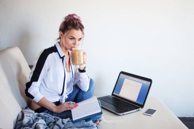 Genç kadın öğrenci veya girişimci evden çalışan. Uzaktan çalışma