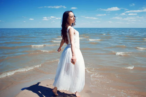 Joven hermosa mujer morena en vestido blanco — Foto de Stock