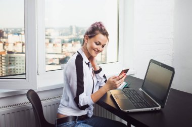 Genç kadın öğrenci veya girişimci evden çalışan. Uzaktan çalışma