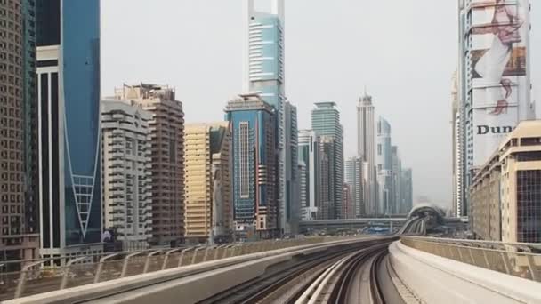 Dubai, Verenigde Arabische Emiraten - 1 mei 2018: Sky train, snelle rit op stadstrein. — Stockvideo