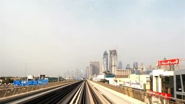 Dubai, Verenigde Arabische Emiraten - 1 mei 2018: Sky train, snelle rit op stadstrein. — Stockvideo