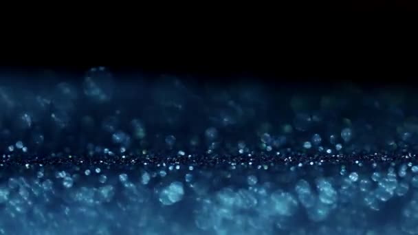 Tiefblauer glitzernder magischer Hintergrund. defokussiertes Licht und freier fokussierter Platz für Ihr Design. — Stockvideo