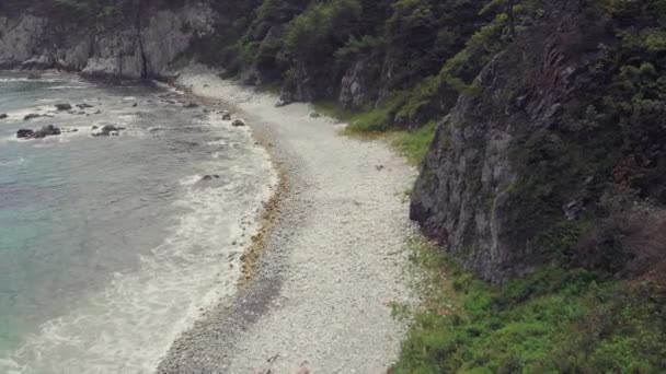 Vue d'avion de belle côte rocheuse, vague bleue et mer étonnante . — Video