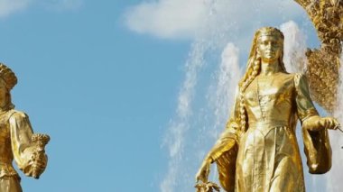 Ayrıntı halklar dostluk çeşmenin VDKNh Park. Eski güzel Sovyet mimari.