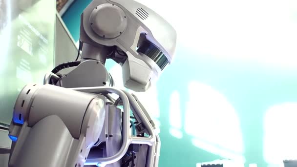 Робот Андроид поворачивает голову. Человеко-машинная связь, новые технологии — стоковое видео