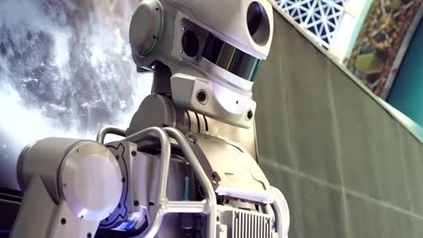 Robot Android gira la cabeza. Comunicación hombre-máquina, nuevas tecnologías — Vídeo de stock