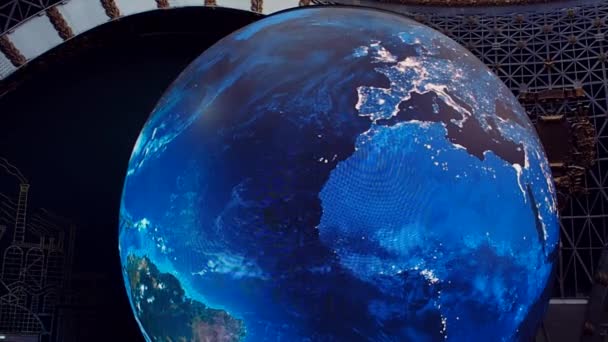 МОСКВА, РОССИЯ-АВГУСТА 10, 2018: Гигантский купол в виде вращающегося земного шара. Планета Земля — стоковое видео