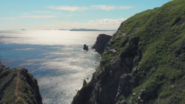 Güzel manzarası kayalık uçurum ve mavi deniz. Güzel