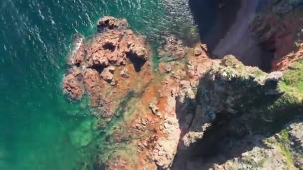 海の中の急な岩の崖の景色 青い海と岩の多い海岸 ドローン ビューの絶景 — ストック動画