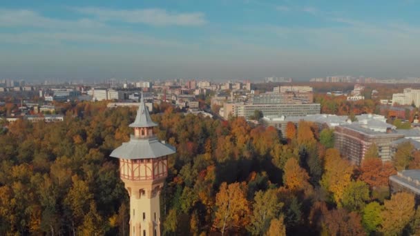 Drone zdjęcie widok na wieżę w parku Politechniki — Wideo stockowe