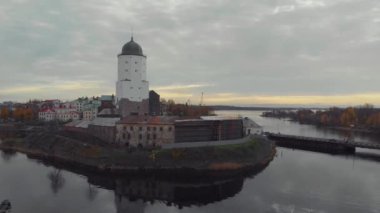 Vyborg, şehir ve kale Olaf Kulesi ile üstten görünüm. Sonbahar görünümü
