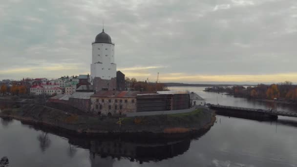 Vyborg, bovenaanzicht van de stad en de vesting met toren van Olaf. Herfst weergave — Stockvideo