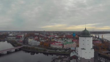 Vyborg, şehir ve kale Olaf Kulesi ile üstten görünüm. Sonbahar görünümü