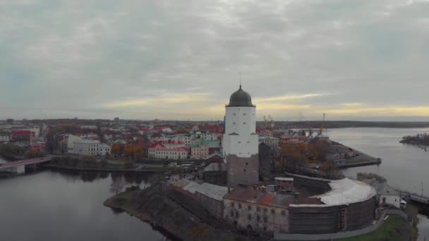 Vyborg, vista dall'alto della città e la fortezza con torre Olaf. Vista autunno — Video Stock