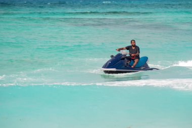 Maafushi, Maldivler - 9 Aralık 2018: bir jet ski üzerinde Maldivlere. adam bir su scooter üzerinde bir dönüş yapar