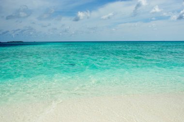 Gözlerden uzak bir ada. Cennet tropikal Adası, beyaz kum ve temiz su. Manzara