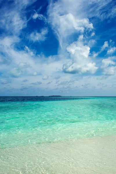 Isla aislada. Isla tropical paradisíaca, arena blanca y aguas cristalinas. Paisaje — Foto de Stock