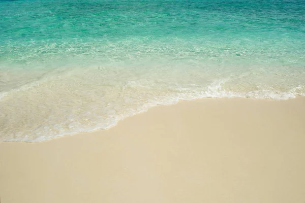 Isola isolata. Paradiso isola tropicale, sabbia bianca e acqua limpida. Paesaggio — Foto Stock