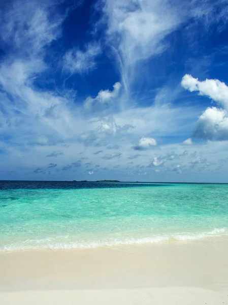 Isla aislada. Isla tropical paradisíaca, arena blanca y aguas cristalinas. Paisaje — Foto de Stock