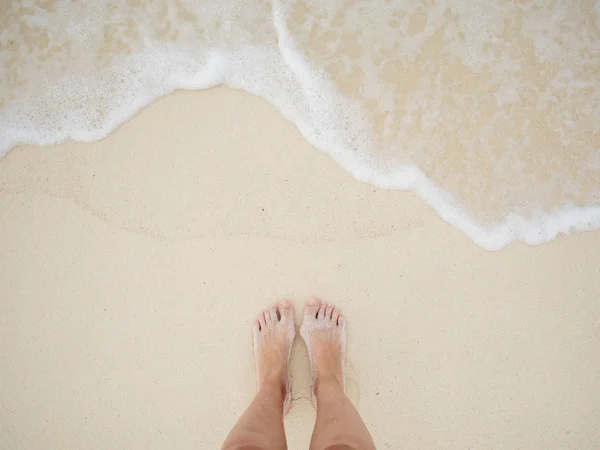 Nohy v písku a mořská pěna. Surf — Stock fotografie