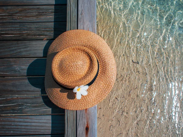 Stilleven met een hoed op de achtergrond van de helderblauwe zee water, een strandvakantie op de eilanden. — Stockfoto