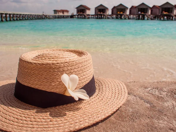 Naturaleza muerta con un sombrero y sombras de hojas de palma, unas vacaciones en la playa en las Islas . — Foto de Stock