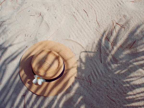 Kum, güneş koruma kavramı üzerinde hasır şapka — Stok fotoğraf