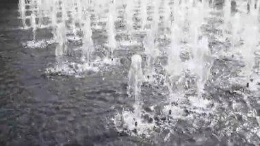 Jetler sıçramasına şehir çeşmenin. Temiz su çeşme