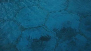 Su ripples. havuzun dibinde peteğin deseni ile.