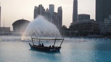 Dubai, Birleşik Arap Emirlikleri, 1 Mayıs 2018: Dubai şehir merkezi Dubai Alışveriş Merkezi ve Uluslararası Dubai Kongre ve Sergi Sarayı yakınında yapay gölde tekne akşam,.