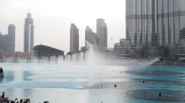 Dubai, Birleşik Arap Emirlikleri, 1 Mayıs 2018: Dubai Şehir Merkezi, Dubai Mall alışveriş merkezine ve Uluslararası Dubai Kongre ve Sergi Sarayı yakınında yapay göl gün çeşme göster.