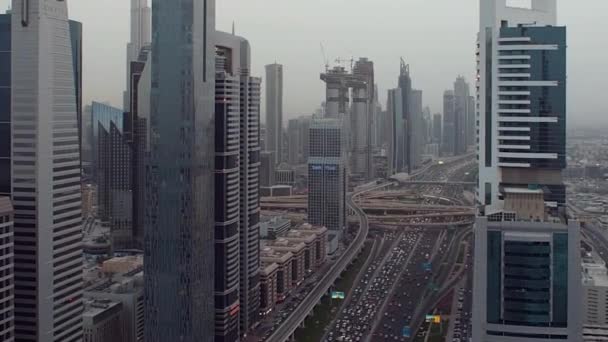 Vista do centro de Dubai, Emirados Árabes. Panorama de arranha-céus, noite, crepúsculo — Vídeo de Stock