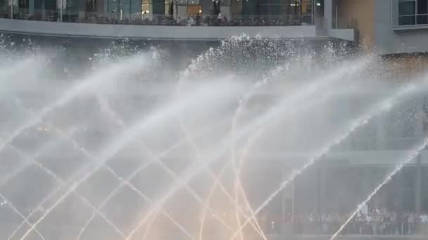 Dynamische show van fonteinen, waterstralen dansen en verschillende patronen maken. — Stockvideo