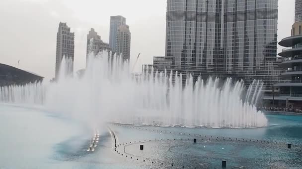 DUBAI, UNITED ARAB EMIRATES, MAY 1, 2018: Dubai city center, day fountain show in artificial lake near Dubai Mall and Burj Khalifa. — Stock Video