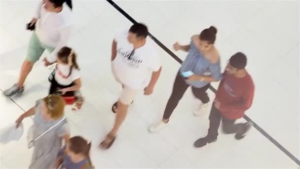 Dubai, Birleşik Arap Emirlikleri, 1 Mayıs 2018: Rating insanların alışveriş merkezinde. bir grup insan onların rota, üstten görünüm yapmak için haritalar ve akıllı telefonlar kullanmak — Stok video