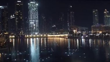 Dubai, Birleşik Arap Emirlikleri, 1 Mayıs 2018: Dubai Şehir Merkezi, gece çeşme show Dubai Alışveriş Merkezi ve Uluslararası Dubai Kongre ve Sergi Sarayı yakınında yapay göl.