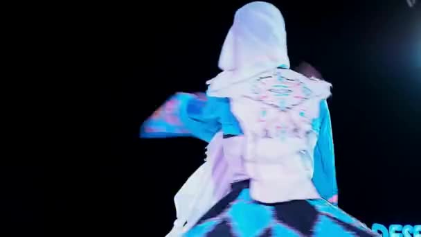 DUBAI, UNITED ARAB EMIRATES, May 2, 2018: Dance show. Танец в стиле дервишей. Человек в синем костюме поворачивается — стоковое видео
