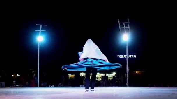 DUBAI, EMIRATI ARABI UNITI, 2 MAGGIO 2018: Danza. Danza nello stile dei dervisci. Un uomo vestito di blu si gira — Video Stock