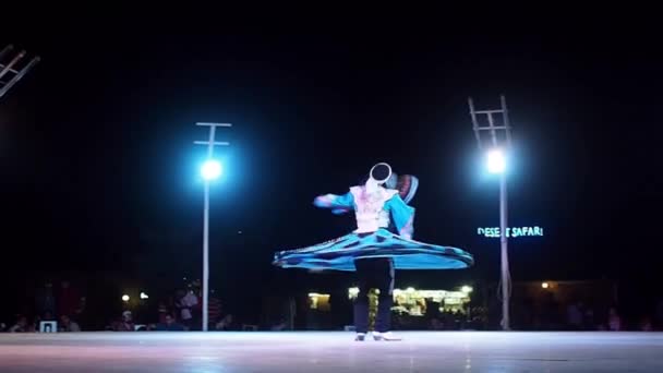 DUBAI, EMIRATOS ÁRABES UNIDOS, 2 DE MAYO DE 2018: Espectáculo de danza. Baile al estilo de los derviches. Un hombre con un traje azul se vuelve — Vídeo de stock
